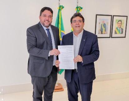 Governador com o secretário da Administração, Samuel Nascimento (Foto: Gabriel Paulino)